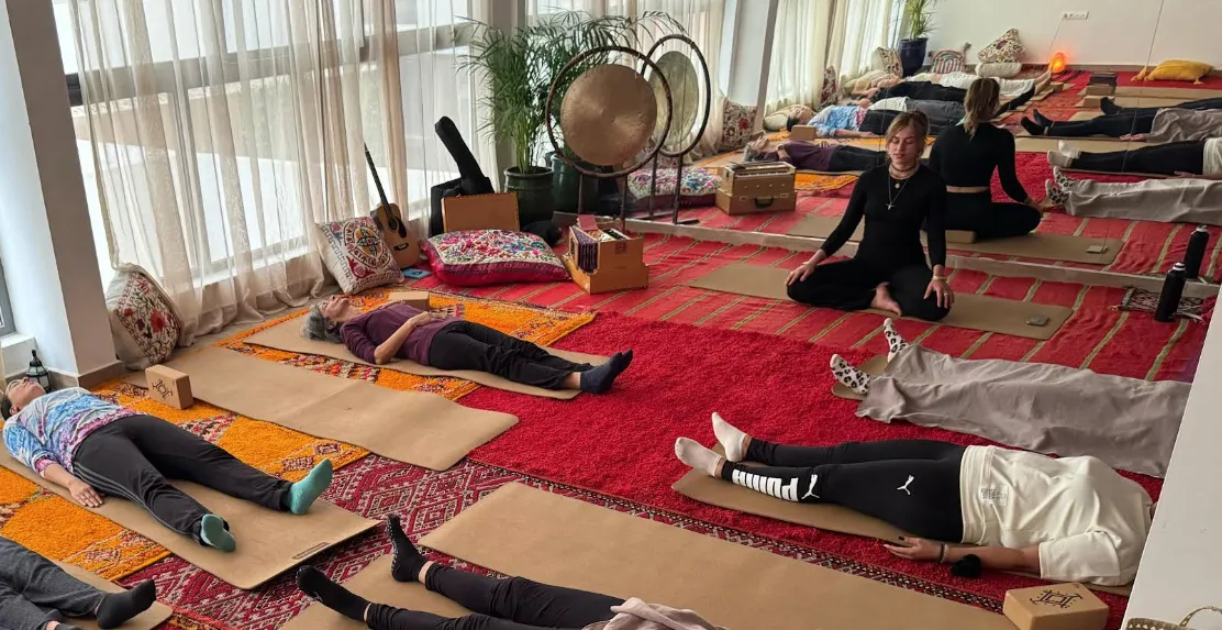 Séance de yoga dans un espace lumineux et apaisant