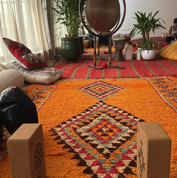 Coin accueil et rangement des accessoires de yoga