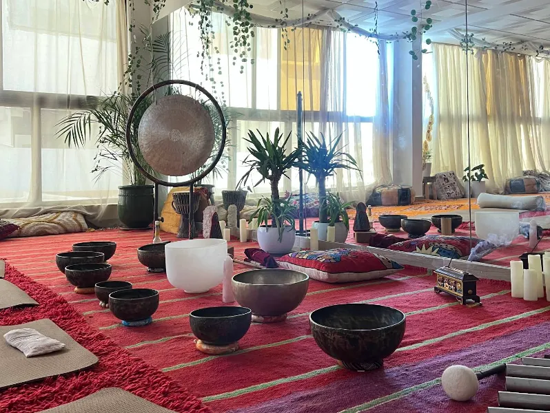 Vue latérale de la salle avec grandes fenêtres