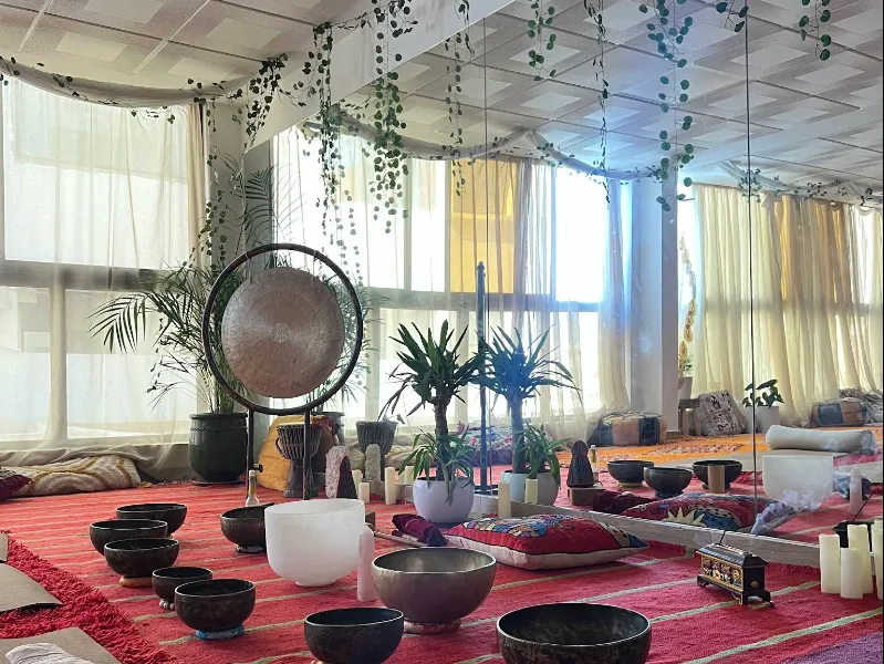 Espace de pratique avec tapis et lumière du jour