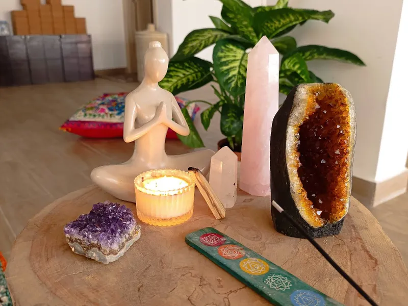 Détail d’ambiance : bois et objets disposés avec soin